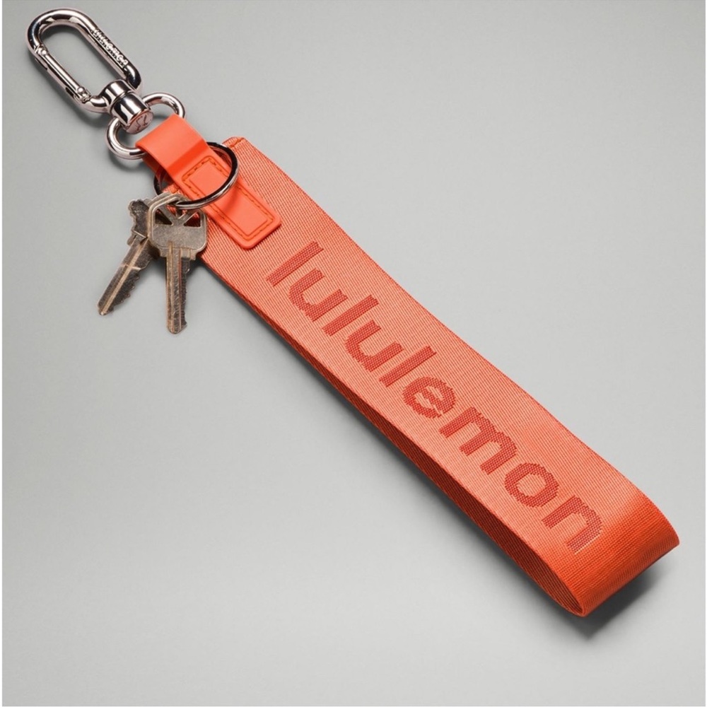 Lululemon Never Lost Keychain Burnt Apricot/Terra Orange NWT RARE 🧡 🍊🧡 - Picture 2 of 7